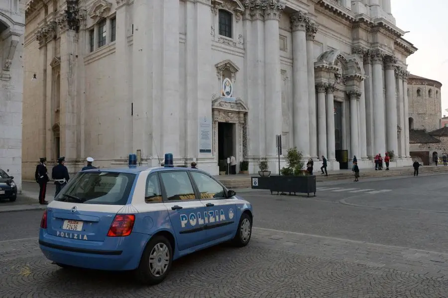 Pasqua: controlli delle forze dell'ordine fuori dalla Cattedrale