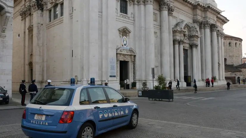 Pasqua: controlli delle forze dell'ordine fuori dalla Cattedrale
