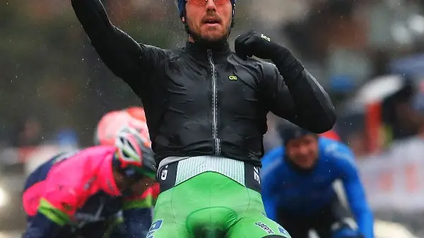 Colbrelli taglia il traguardo a Lugano