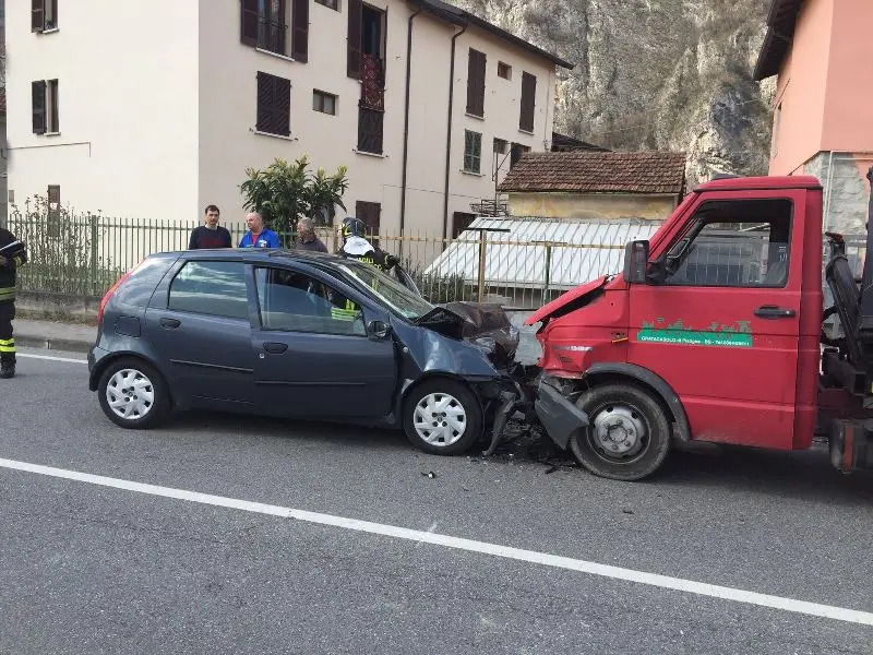 Piancogno, auto contro furgone: un ferito grave