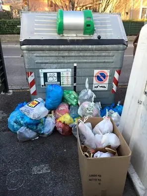 Rifiuti abbandonati a Concesio