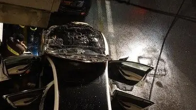 Auto brucia in corso Martiri della Libertà