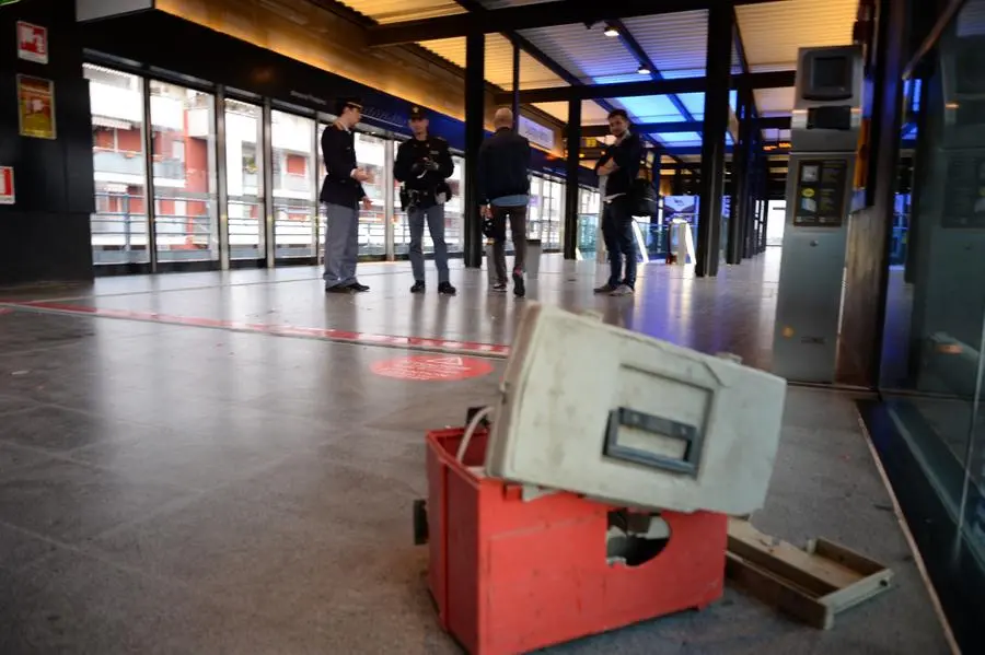 Allarme bomba in metrò, artificieri a Sanpolino