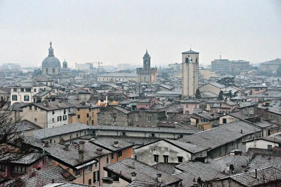 Brescia si risveglia imbiancata