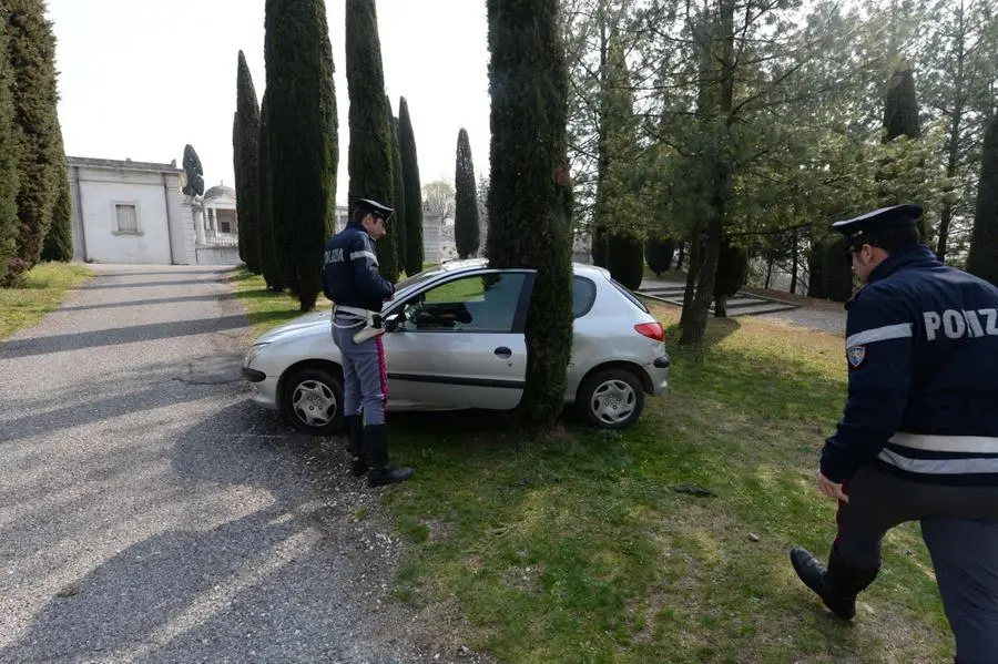 Anziana travolta dalla sua stessa auto