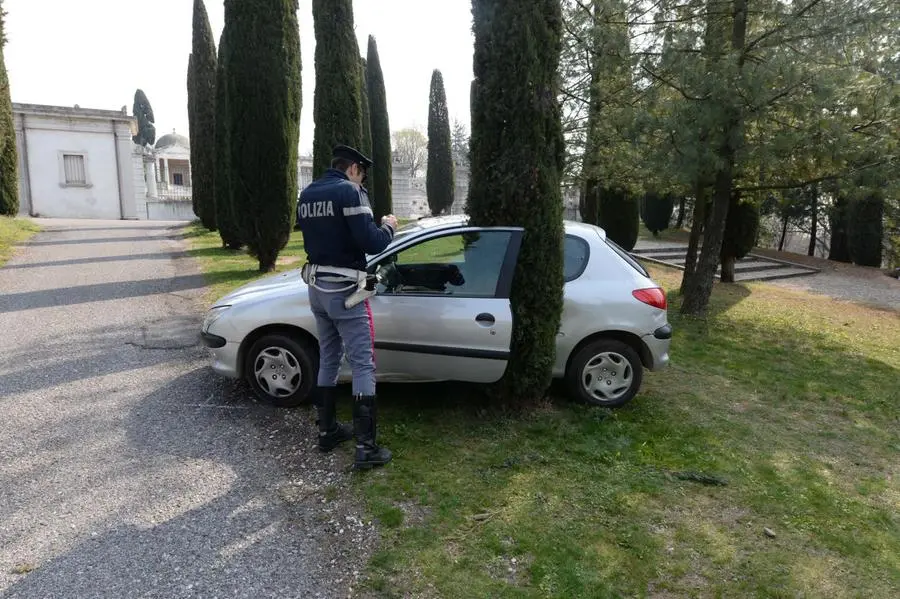 Anziana travolta dalla sua stessa auto