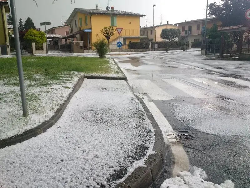 Maltempo, neve come grandine sul Bresciano