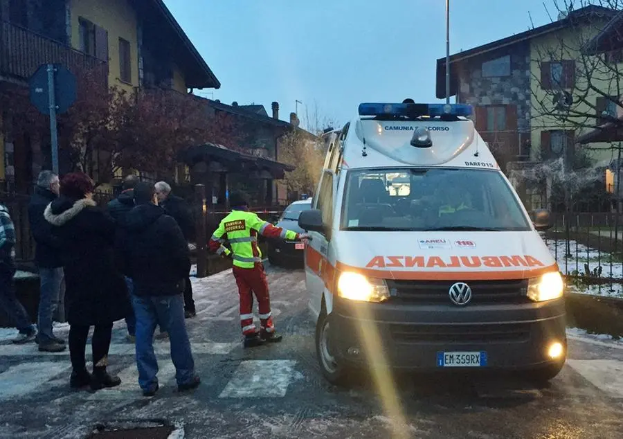Tragedia a Piamborno, mamma travolta dalla sua auto