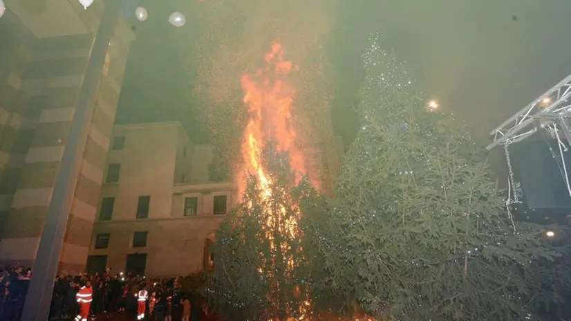 Piazza Vittoria, l'incendio durante la festa