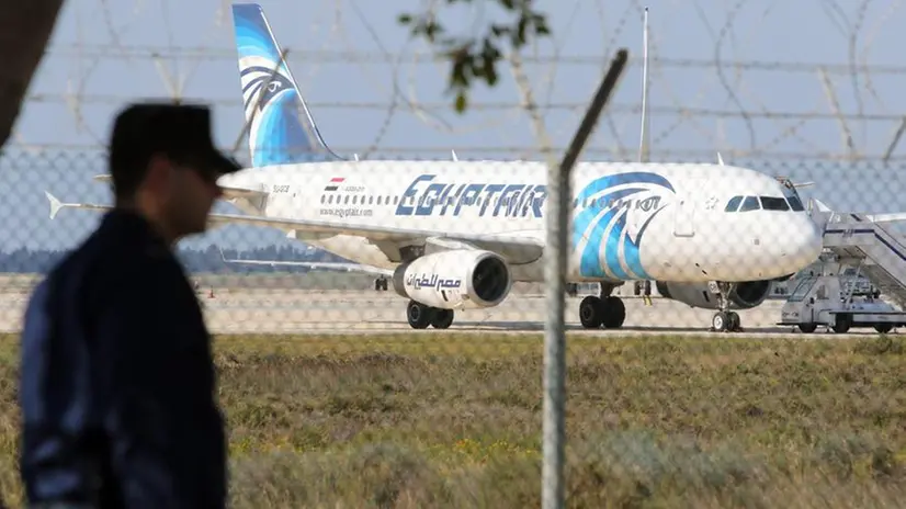 L'aereo Egyptair dirottato a Cipro