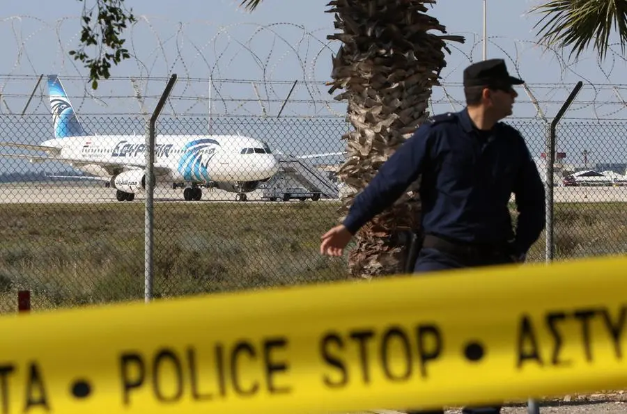 L'aereo Egyptair dirottato a Cipro
