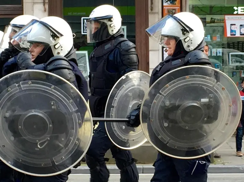 Bruxelles, nuovi blitz e tensione con gli hooligans