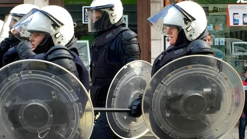 Bruxelles, nuovi blitz e tensione con gli hooligans