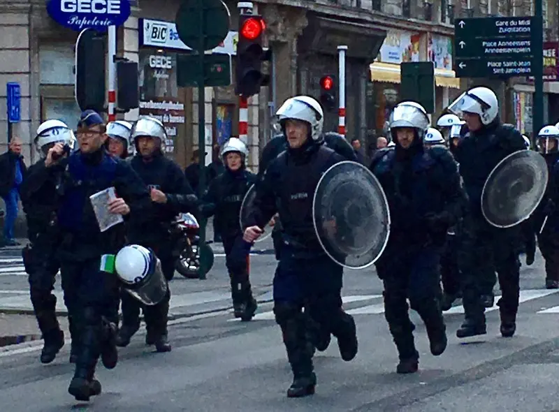 Bruxelles, nuovi blitz e tensione con gli hooligans