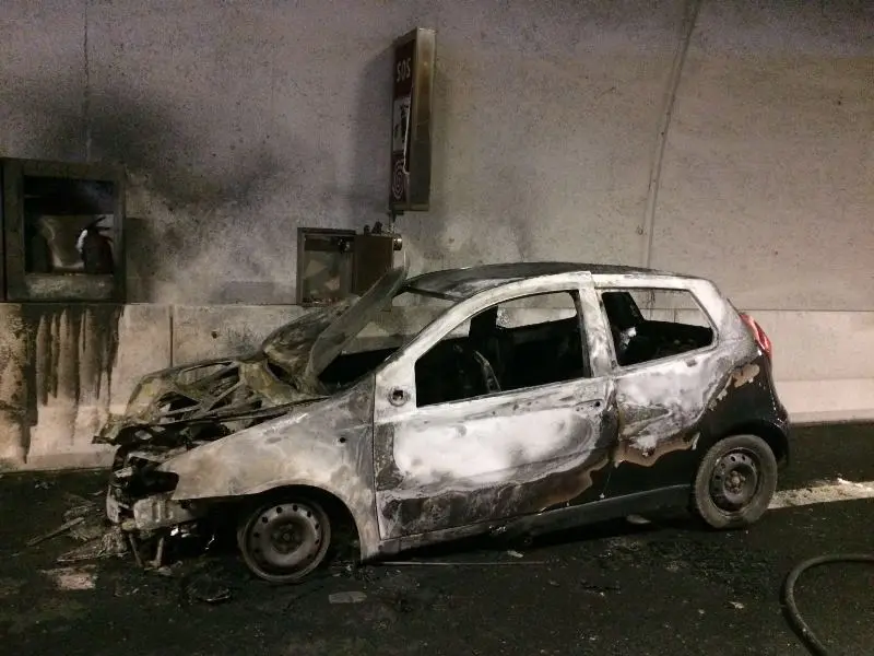 L'auto distrutta dalle fiamme in galleria