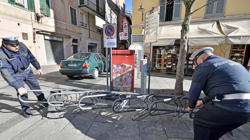 S. Faustino, rastrelliere per bici rimosse... con le bici