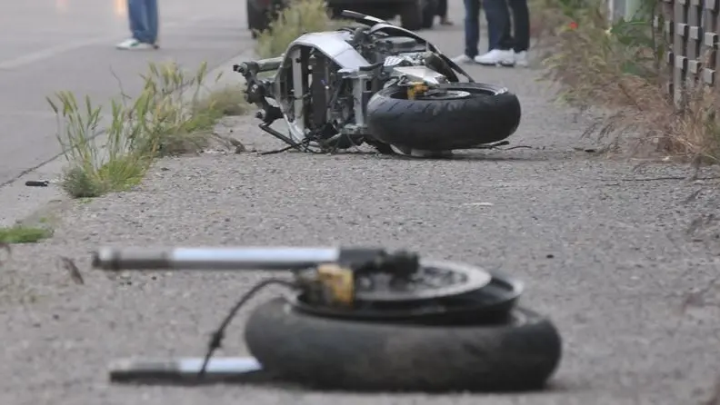 Una moto a terra dopo un incidente (archivio)