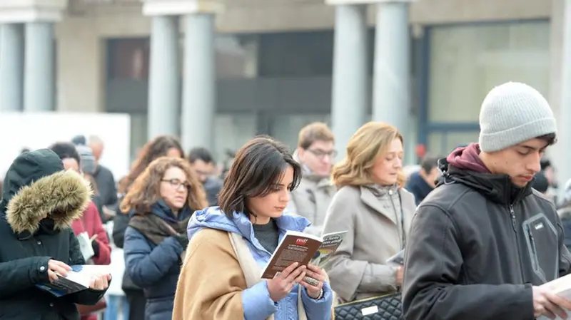 Piazza Vittoria, sentinelle in piedi
