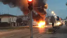 La vettura avvolta dalle fiamme in viale Valtenesi a Molinetto di Mazzano