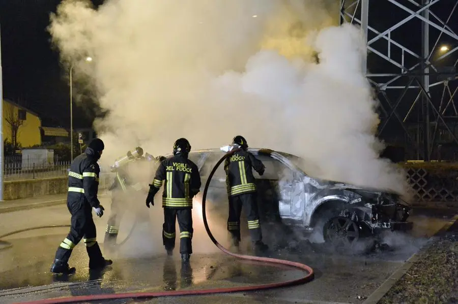 Auto in fiamme a Ome