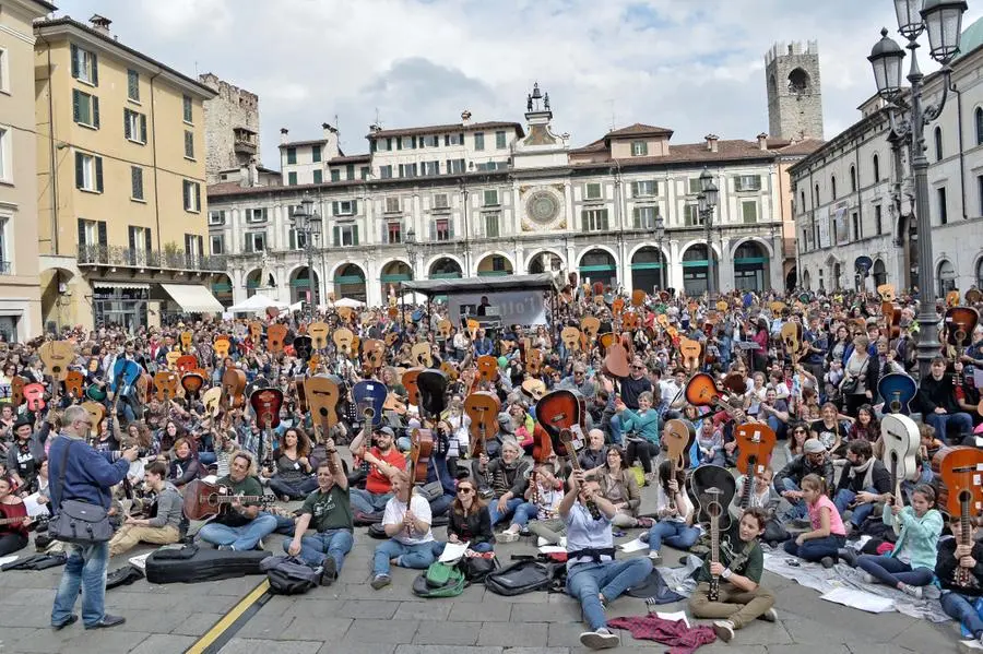 Mille chitarre in piazza