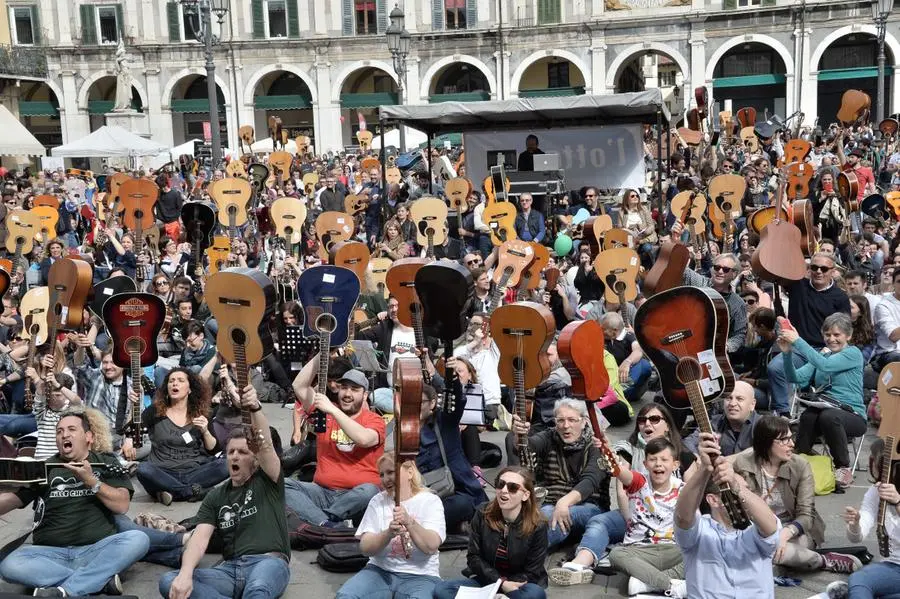 Mille chitarre in piazza