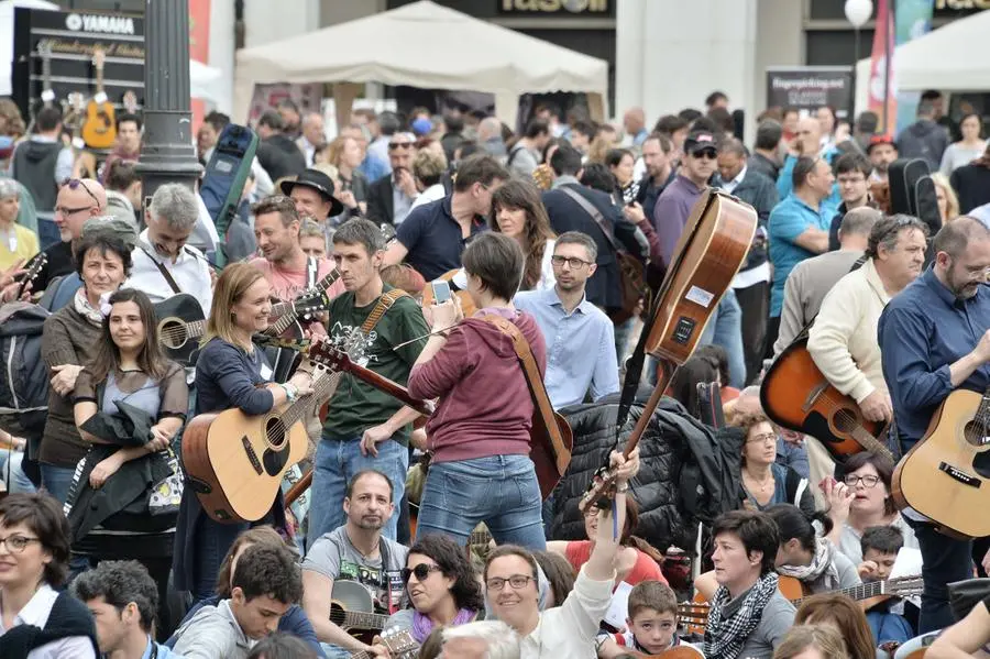 Mille chitarre in piazza