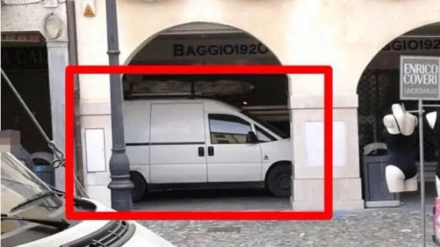 Il furgone mentre transita sotto i portici della piazza orceana