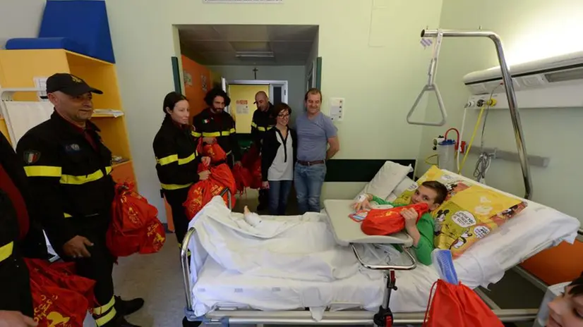 I vigili del fuoco tra i bambini in ospedale