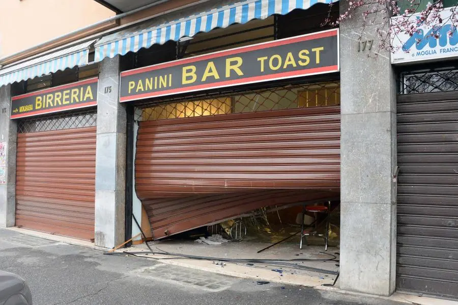 La spaccata al bar in viale Piave