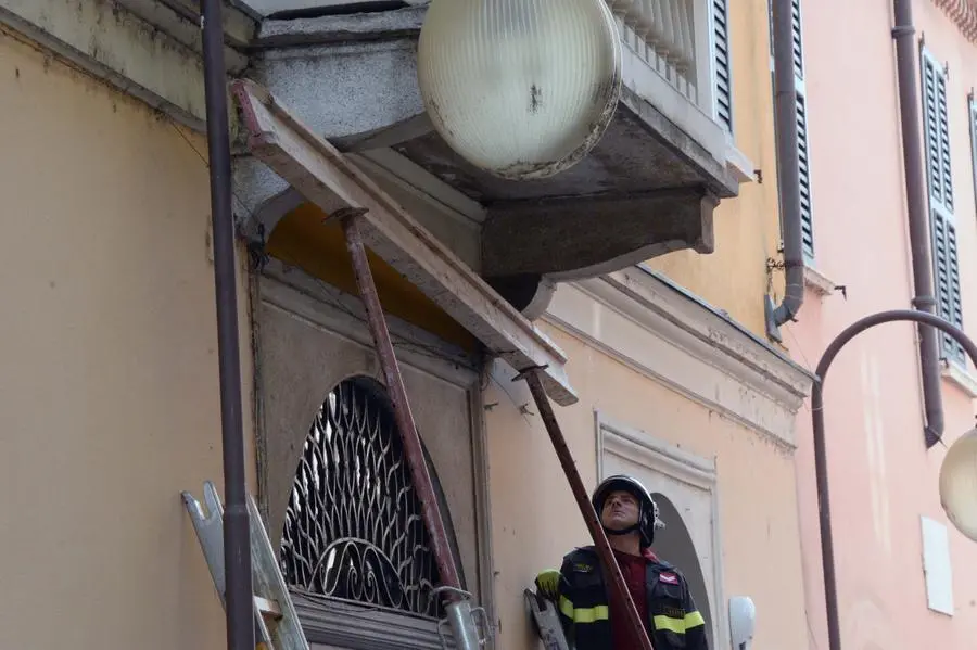 I Vigili del fuoco al lavoro in via Cavallotti