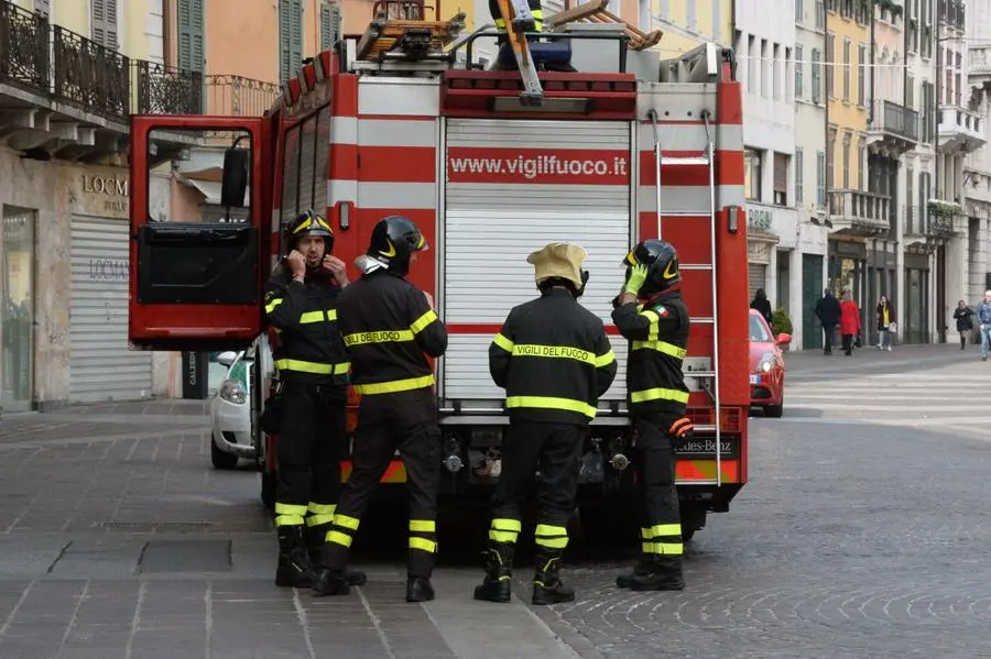 I Vigili del fuoco al lavoro in via Cavallotti