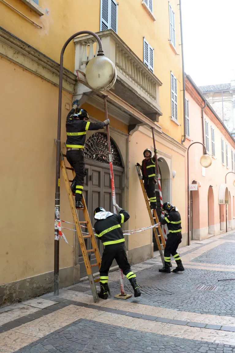 I Vigili del fuoco al lavoro in via Cavallotti