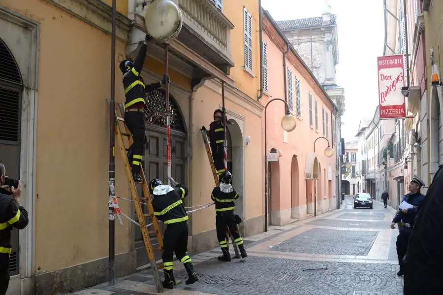 I Vigili del fuoco al lavoro in via Cavallotti