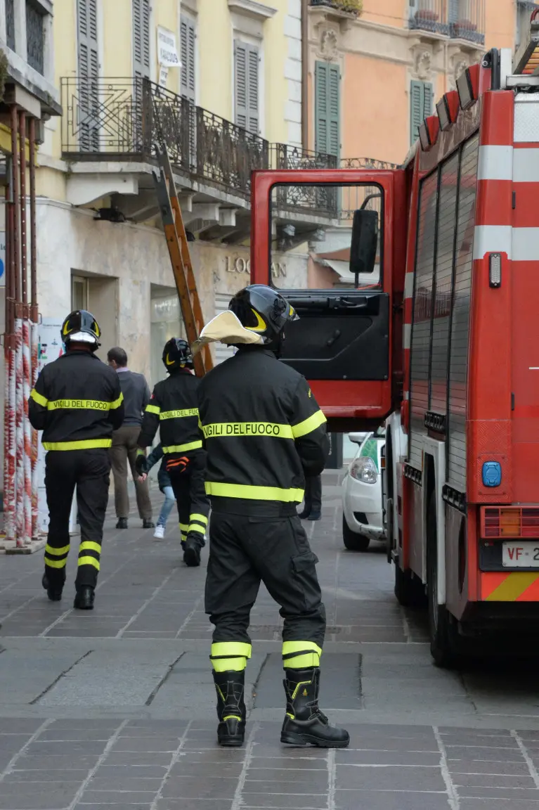 I Vigili del fuoco al lavoro in via Cavallotti