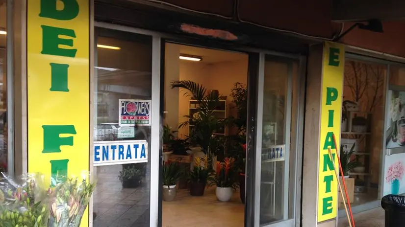 Il negozio di fiori preso di mira