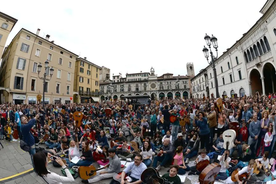 Mille chitarre in piazza