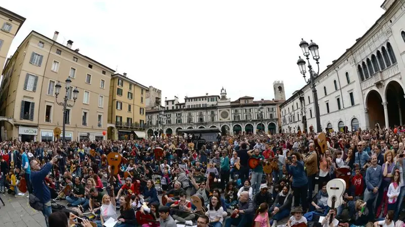Mille chitarre in piazza
