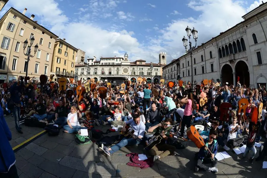 Mille chitarre in piazza