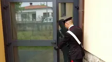 Un carabinieri mostra la porta forzata dal ladro distratto