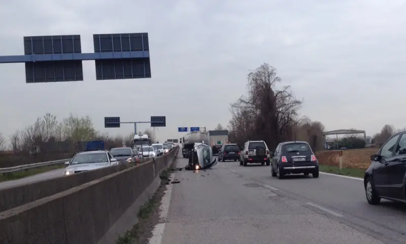 Auto ribaltata in Tangenziale Sud, paura per gli occupanti