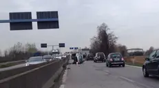Auto ribaltata in Tangenziale Sud, paura per gli occupanti