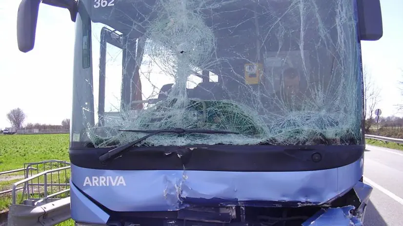 L'incidente tra un pullman e un autocarro a Bagnolo