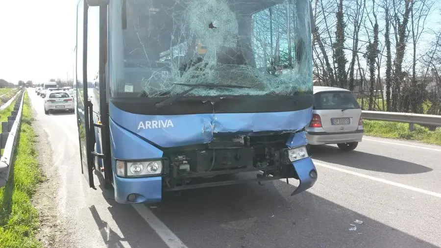 L'incidente tra un pullman e un autocarro a Bagnolo
