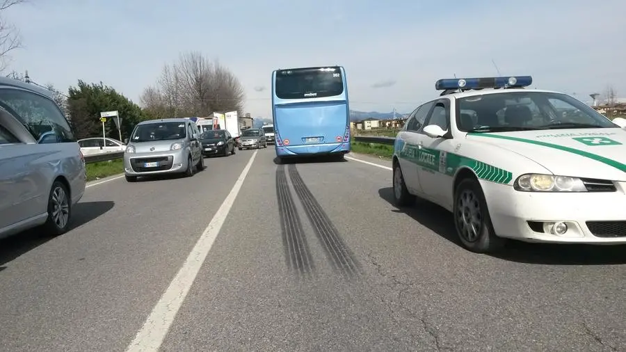 L'incidente tra un pullman e un autocarro a Bagnolo