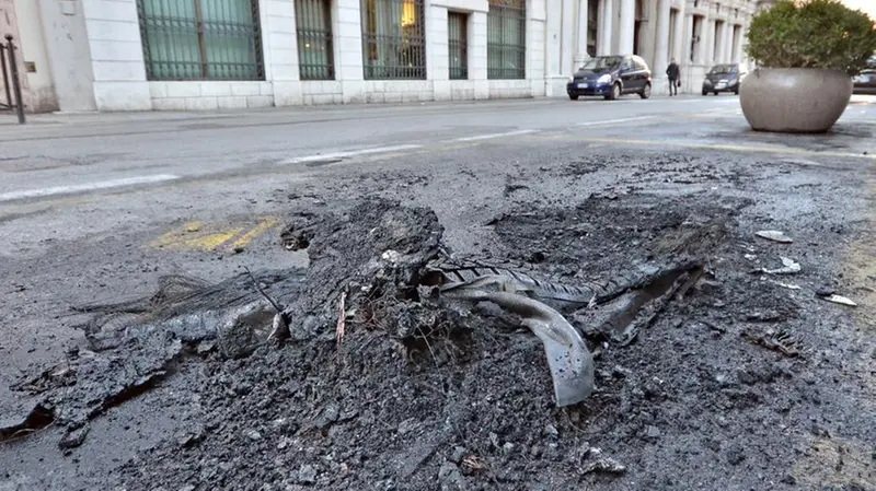 Auto in fiamme in Corso Martiri della Libertà