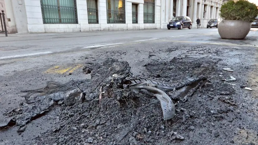 Auto in fiamme in Corso Martiri della Libertà