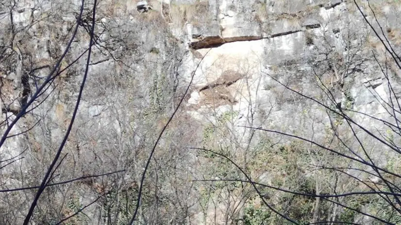 Il masso caduto dal muraglione che circonda la collina del castello di Breno