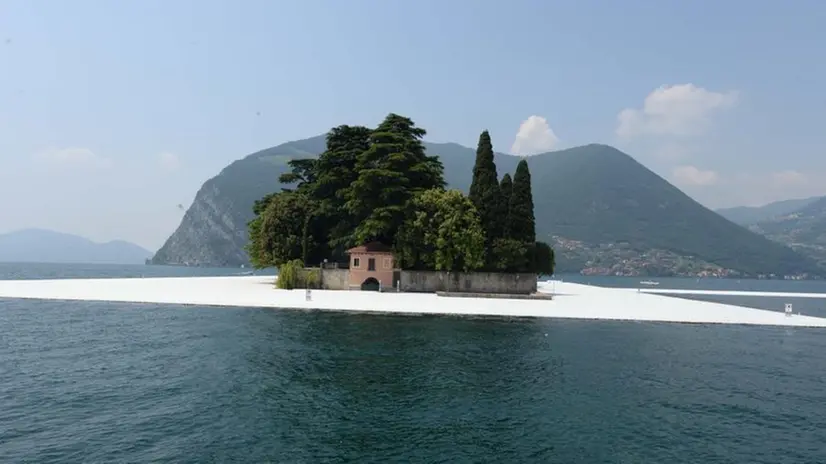 The Floating Piers: l'opera prende forma