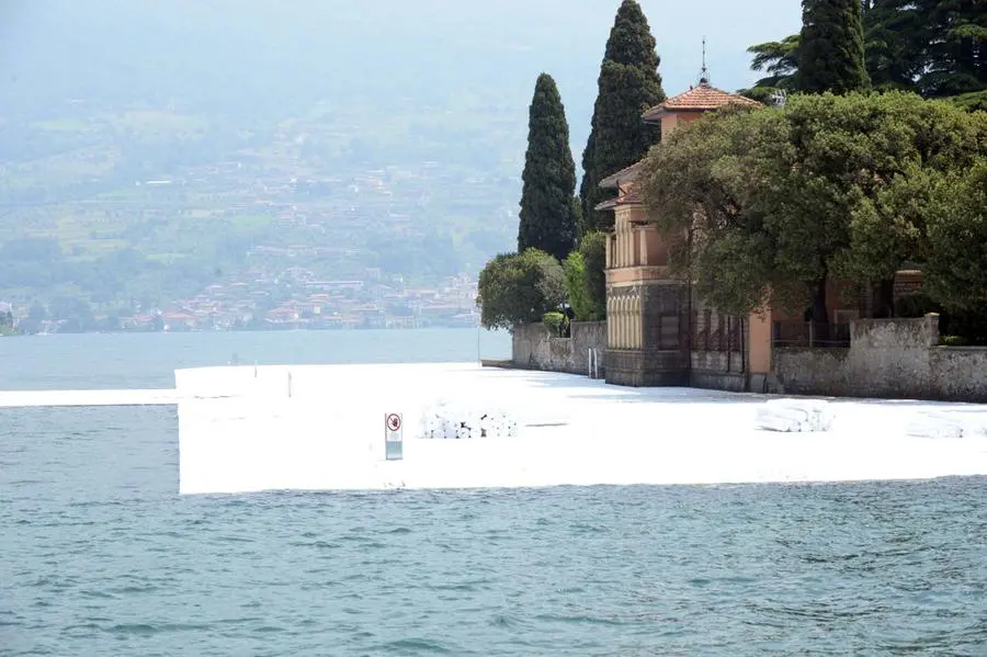 The Floating Piers: l'opera prende forma